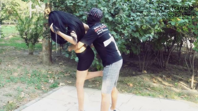 美女公园教闺蜜踢裆虐蛋（有花絮） 180624-6