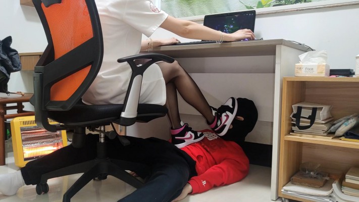 168cm黑丝AJ中山少女姿默玩LOL，无意识把狗头狗裆当脚垫 YC-220224-3