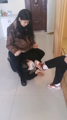 【吴迪】双素人姐妹调教骑马/踩踏/闻舔脚 bf22524