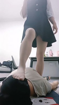 【飞扬女王】肉丝脚踩脚垫