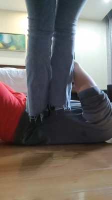 【合肥七颜】丝袜脚窒息+踩踏 bf19688