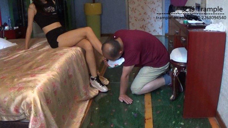 偷闻女主内衣遭虐打