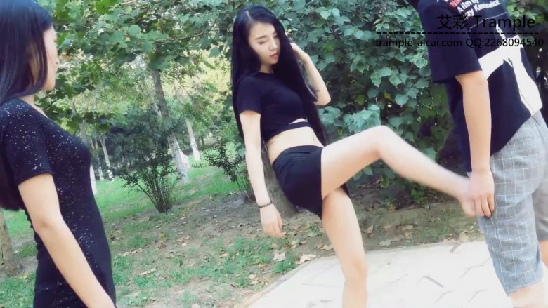 美女公园教闺蜜踢裆虐蛋（有花絮） 180624-6
