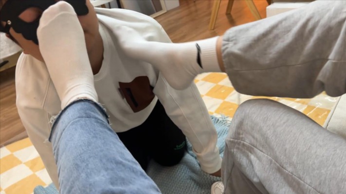 【子怡】带闺蜜戏弄羞辱毯子，舔两双鞋底闻袜子