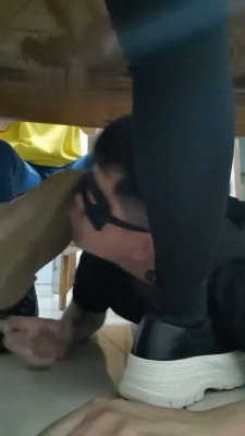 【文文文】桌底舔素人双S的鞋 bf18210