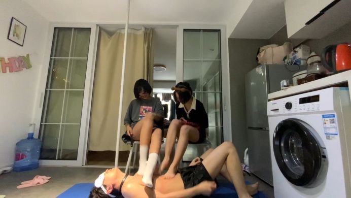 精神小妹超短裙暴虐-真实校园小太妹的疯狂踩踏踢裆吃袜子羞辱 YC-220505-9