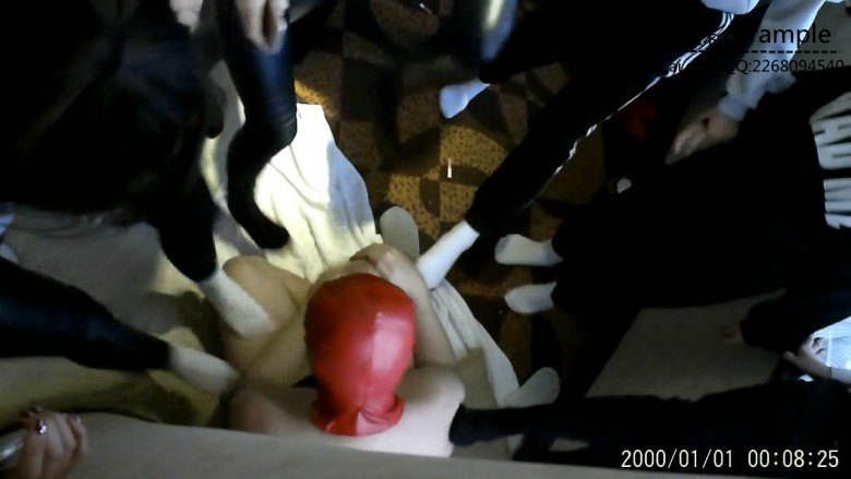 【七小主】众多女生臭脚围殴头套男