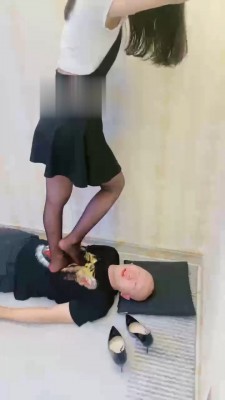 【冷凝大人】高跟黑丝踩光头佬 bf19378