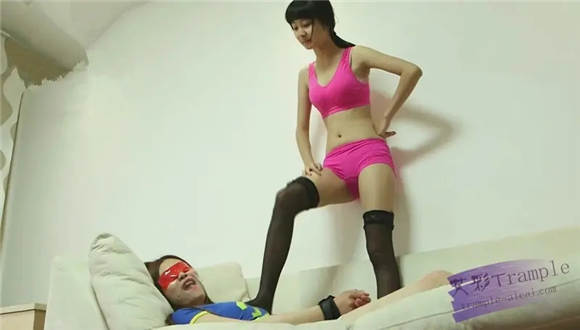 lulu黑丝和vivi白网袜互相捆绑丝袜踩脸耳光 G-160324-2