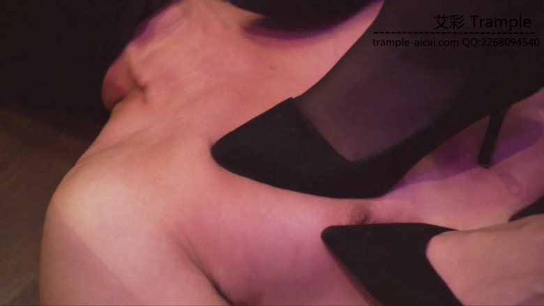 歆玥洛芸双s暴力踩踏毯子