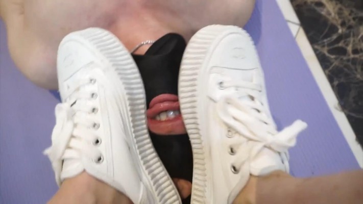 【黑丝诱惑】沐沐原味脏小白鞋踢裆踩踏 YC-220427-5