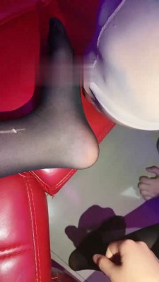 【鬼鬼】KTV让服务员伺候舔脚 bf17507