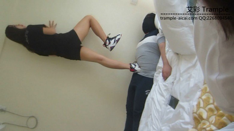 篮球aj7长腿美女脏篮球鞋暴力踩跺