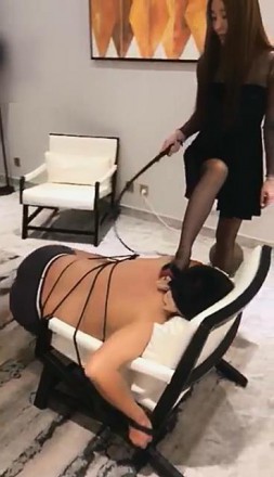 【vivi】高跟黑丝重度鞭打