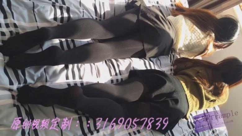 【精品典藏】双人妹子运动后马丁靴厚丝袜汗湿脚底记。