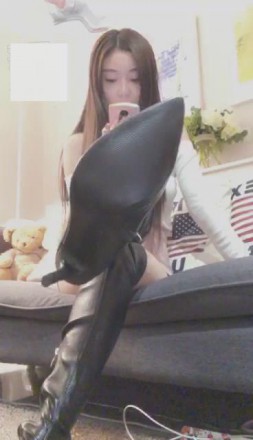 【VIVI】皮靴肉丝高跟下的狗畜牲