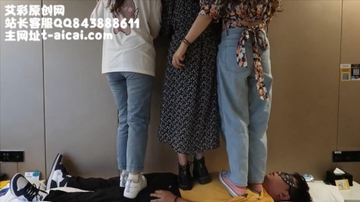 【子怡】三人全体重羞辱群踩毯子 YC-210521-7