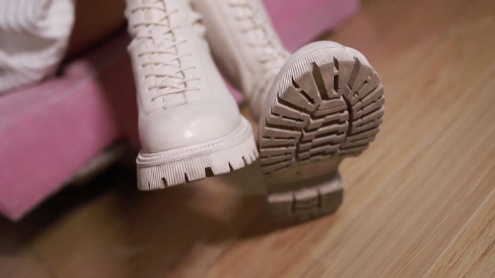 【黑丝诱惑】素女沐沐踩在奴身上换小白鞋 YC-220419-8