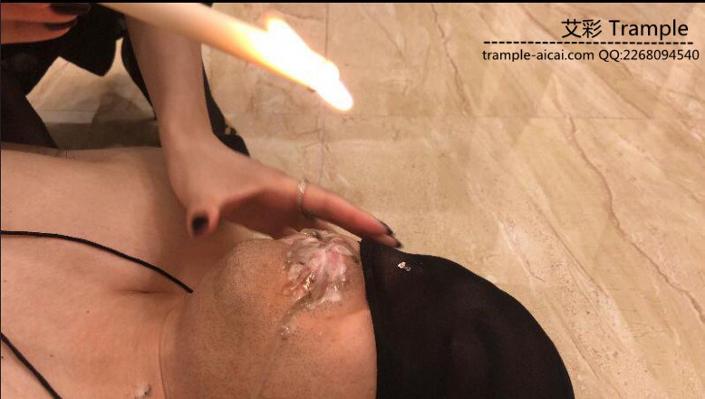 嘴上燃烧的蜡烛