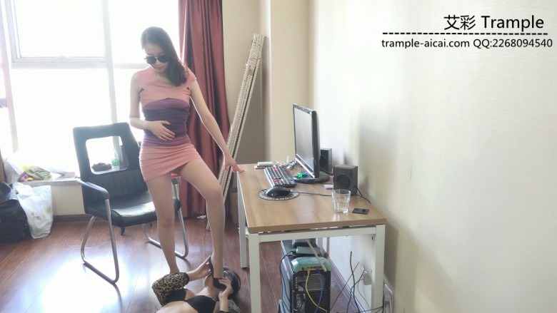 『小妮女女』性感女主残忍虐待偷情贱保姆