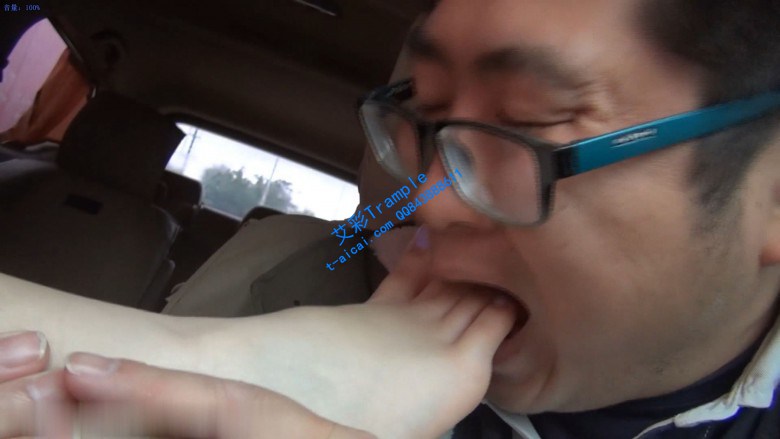 车上舔紫色指甲嫩足