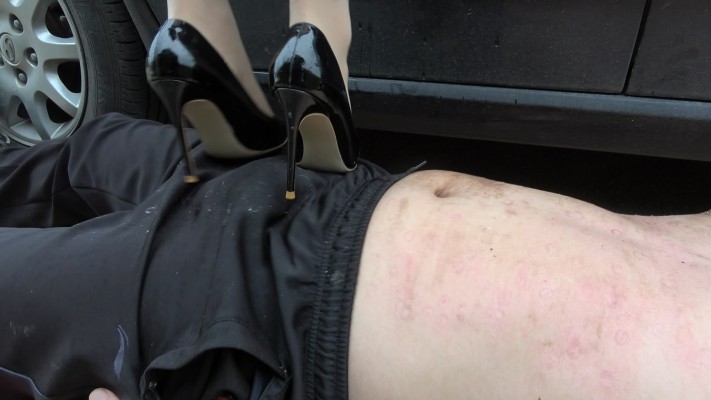 【彼岸花】户外高跟暴踩，踩废乳头 YC-211008-4