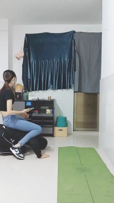 【美娜格格】瑜伽教练转胯+白棉袜气味羞辱 bf21392