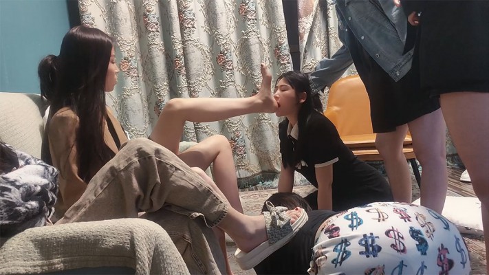 【血狼】5女王群调双女m踩踏踹/舔jio/转胯/间接圣水【完整版】 YC-230609-4