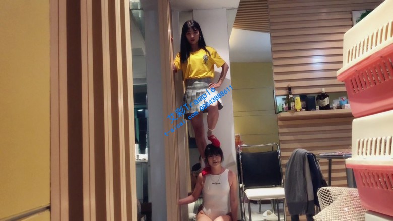 最强女m：全新风格女女踩踏人肉舞毯！