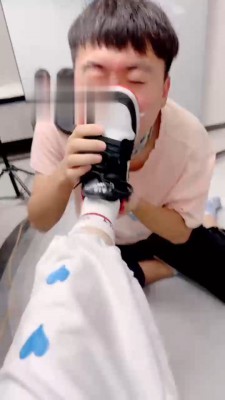 【叶子女神】让抖M男友伺候我 bf19277