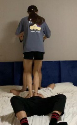 【萝莉酱】学生姐妹花跳踩地狱00后在校学生素人暴力跳踩人肉毯子