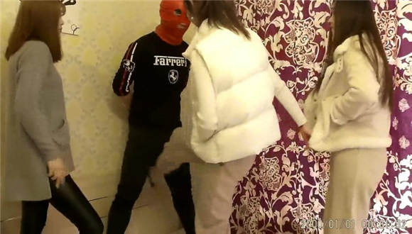 三不良少女初次圈踢群踩_HD绳艺资源