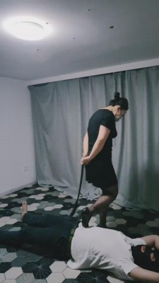 【彤彤】重度训练虐待恋足狗 bf11981_HD绳艺资源