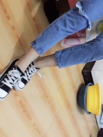 漂亮妹子秀帆布鞋棉袜裸足