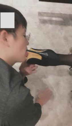 VIVI圣水羞辱 黑丝高跟调教偷鞋的邻居