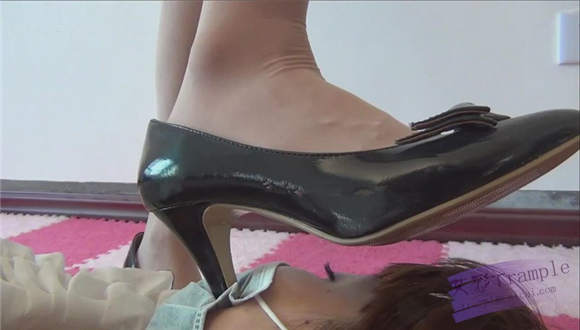 用高跟鞋跟无情的 碾踩 G-NV-120