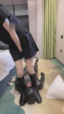 【万一S】长靴S肉丝羞辱碾压皮革衣 bf15702