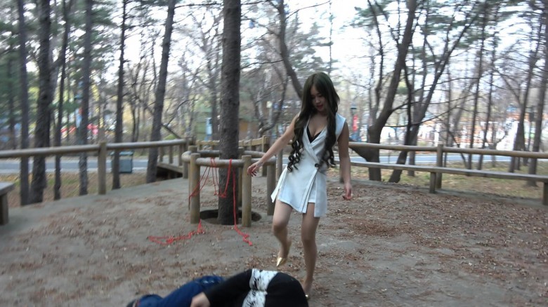 冷柔野外暴虐贱货裆部