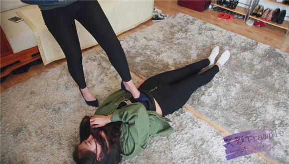 艾丝指导两高中妹子互踩，最后艾丝也忍不住上去踩了两脚 G-NV-216