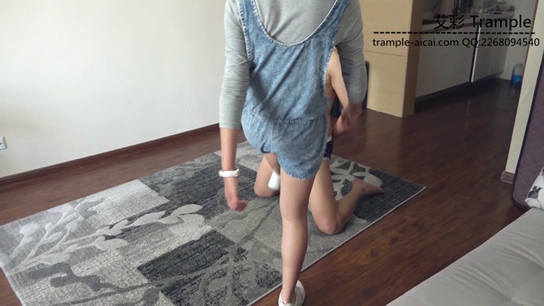 长腿妹妹-白袜运动鞋全程踢裆