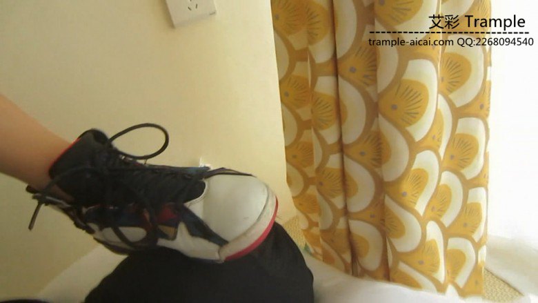 篮球aj7长腿美女脏篮球鞋暴力踩跺