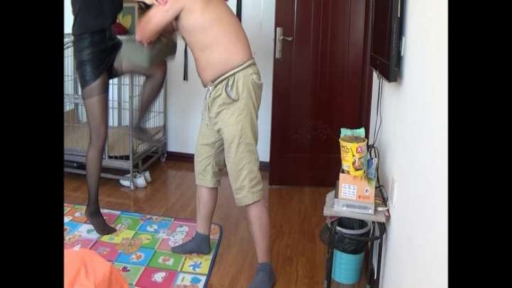 女主黑丝踢裆足责