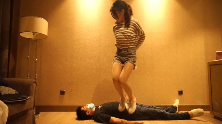 希雨归来暴力踢裆踩踏踹腹