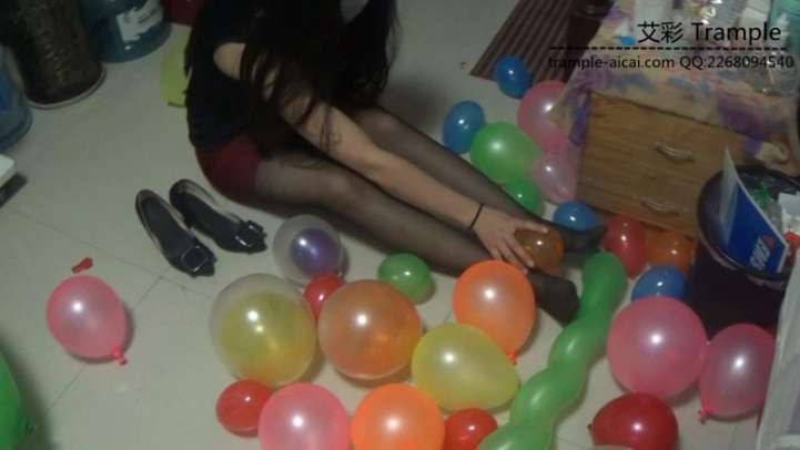 黑丝高跟靴子踩气球