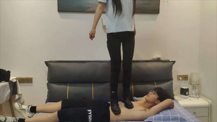 【初晨S】马丁靴踩踏18岁贱狗，舔舐鞋底 YC-220903-4