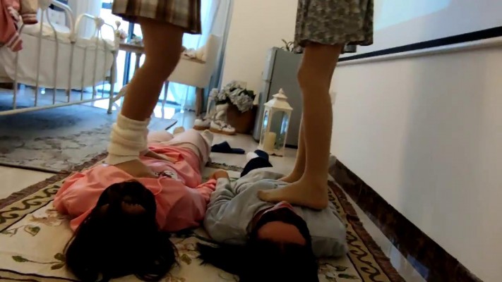 【00后蕬小乃】双人无情践踏双女M YC-211026