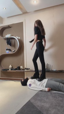 【二宝】带素人闺蜜重度踢踹 bf11914