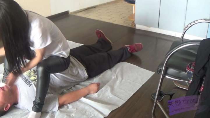 女生骑乘白袜玩脸.