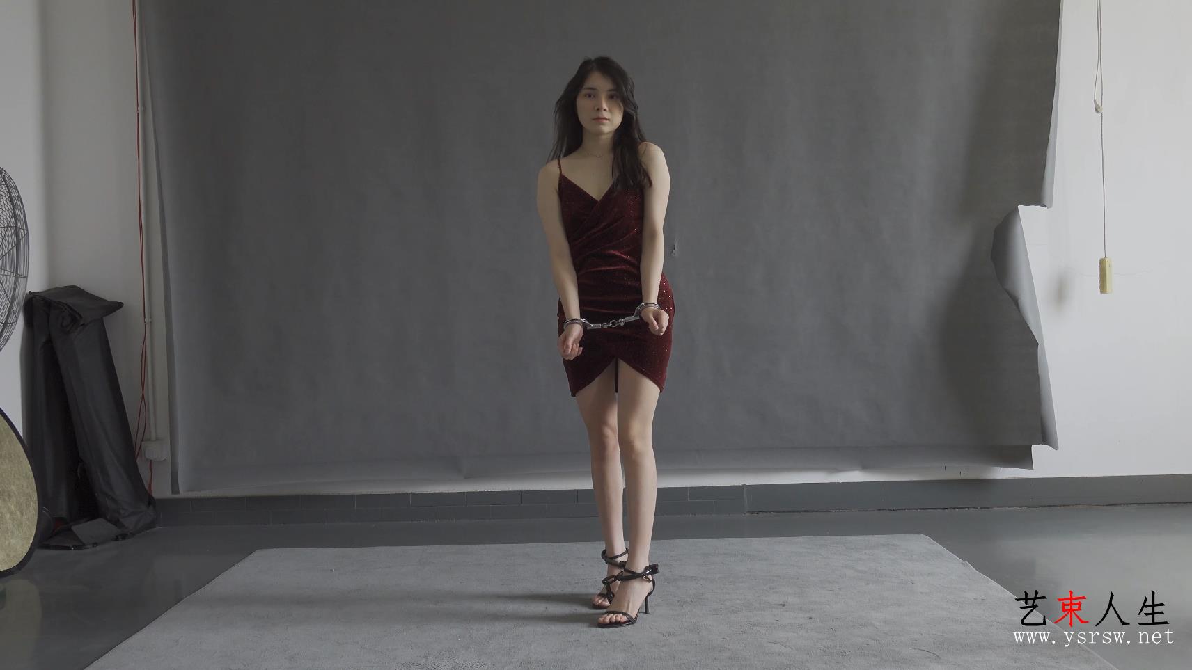 【艺束人生】2022_25期视频  子娴拍摄镣铐体验