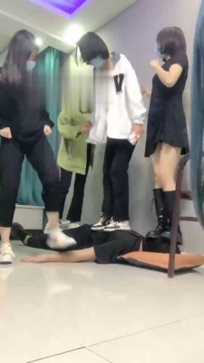 【精神小妹】被素人学生主群调群虐【续集】 bf17798